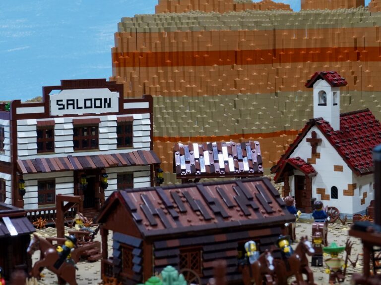 Saloon, Kirche und Stall mit Canyons im Hintergrund aus der Westernwelt von Bob Brickman